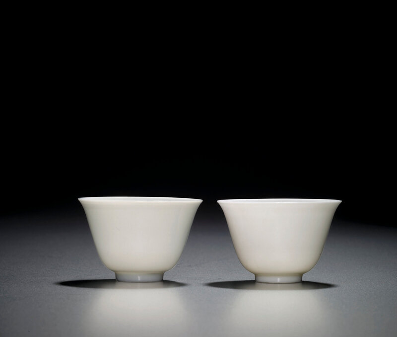 2013_HGK_03213_2103_000(a_fine_and_very_rare_pair_of_white-glazed_anhua-decorated_floral_wine)