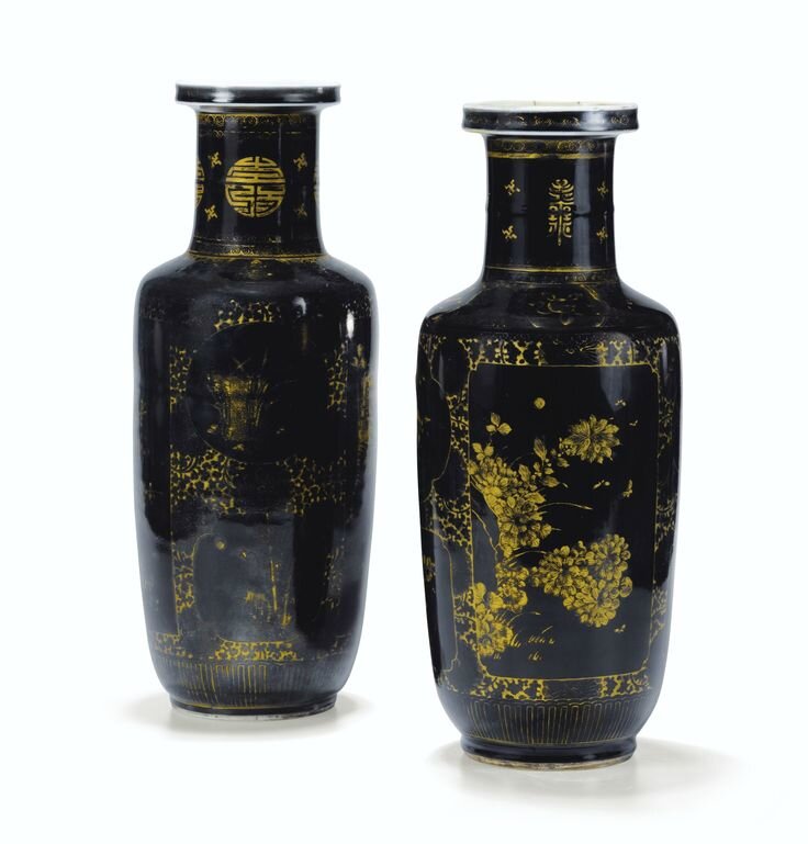 Deux vases rouleaux en porcelaine noire à décor à l'or, Dynastie Qing, époque Kangxi