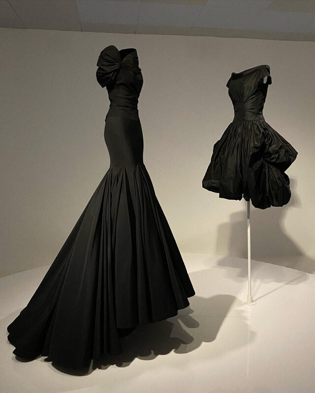 Alaïa´s 2003 Couture gown; Balenciaga´s 1954 taffeta dress