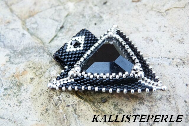 triangle brodé cristal de swarovski noir