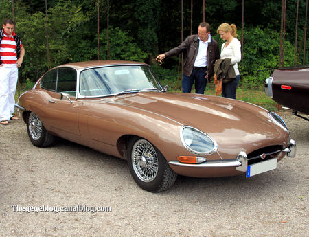 Jaguar_type_XK_E__version_US__serie_1_coup__de_1962__1961_1967__9_me_Classic_Gala_de_Schwetzingen_2011__01
