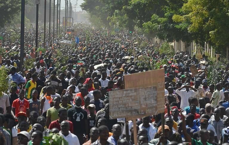 des-centaines-de-milliers-de-burkinabe-manifestent-contre-le_1806587