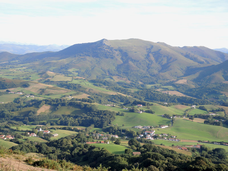 Mont Ursuya, à travers champs, vue sur Macaye et Baigura (64)