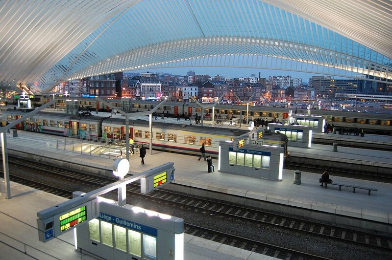 1280px-Quais_de_la_gare_des_Guillemins_(2)