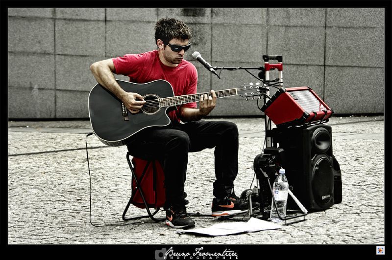 Guitar player Beaubourg 4