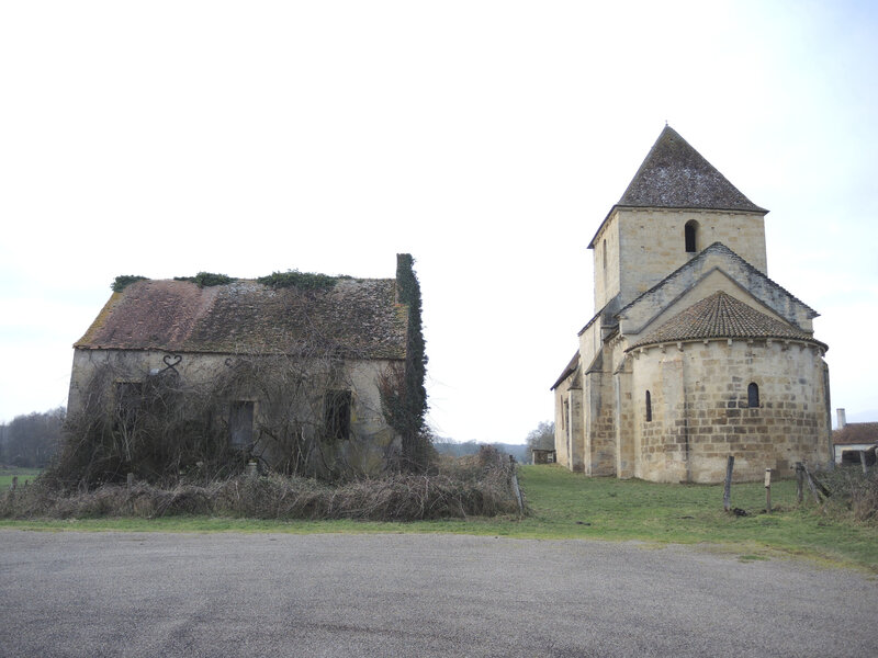 Fleury, chapelle romane et maison abandonnée (58)
