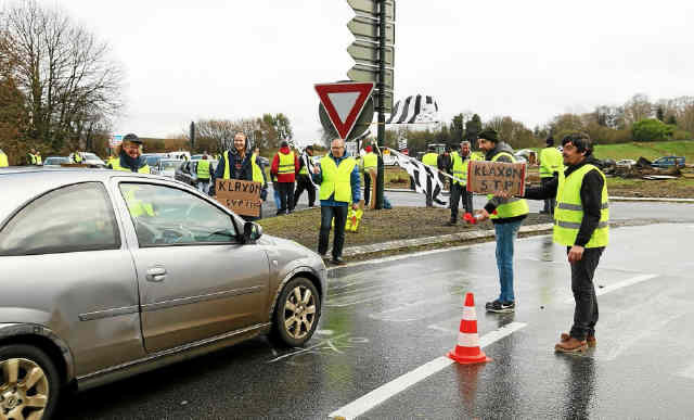 depuis-9-h-ce-samedi-matin-une-centaine-de-gilets-jaunes_4311884_1