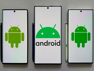 Trois smartphones opérant sous Android