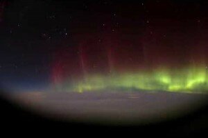 timelapse-dune-aurore-boreale-depuis-un-avion1-300x200