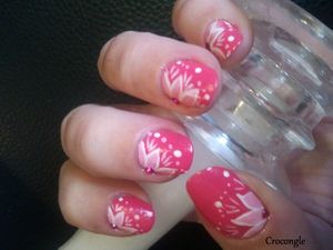 nail art pétales de fleurs roses