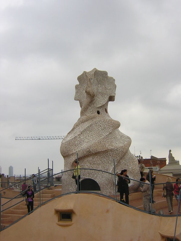 BARCELONE - LA PEDRERA - UNE CHEMINÉE