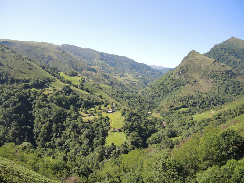 A) Bidarray, vue sur la vallée (64)