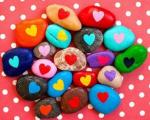 galets-peints-en-couleurs-diverses-avec-un-dessin-de-coeur-au-milieu-idee-cadeau-saint-valentin