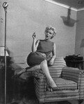 1954_04_15_Hollywood_040_Sit_010_Sofa_051