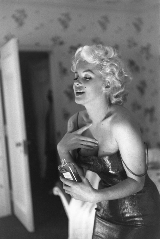 Marilyn Monroe applying Chanel N°5, photograph by Ed Feingersh, 1955, New York