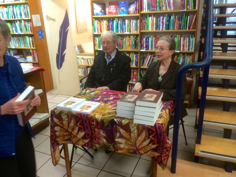 Les deux auteurs prêts à accueillir les lecteurs (photo Edgard Strigler)