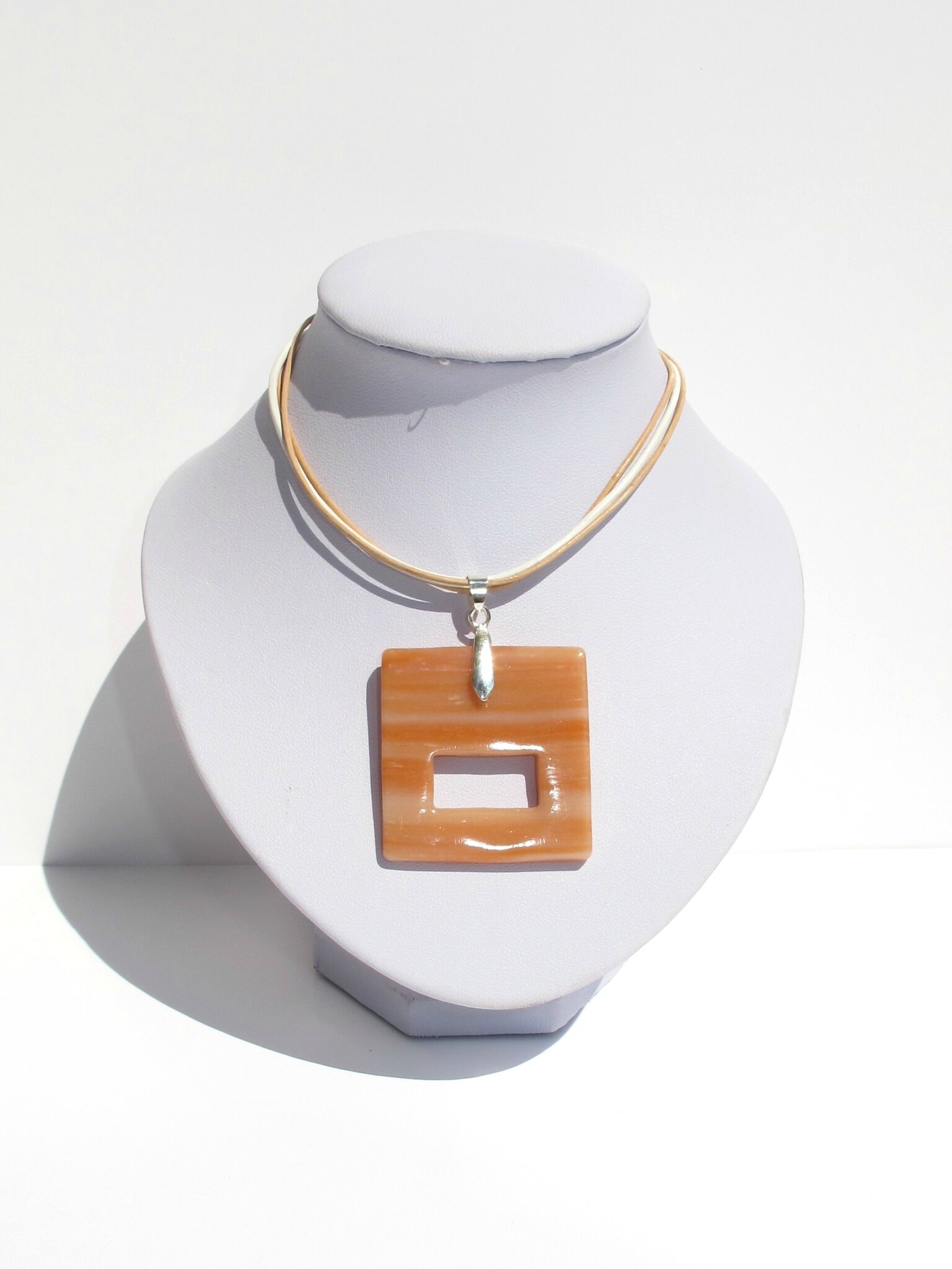 pendentif porte lunettes fimo carré transparent beige buste blanc