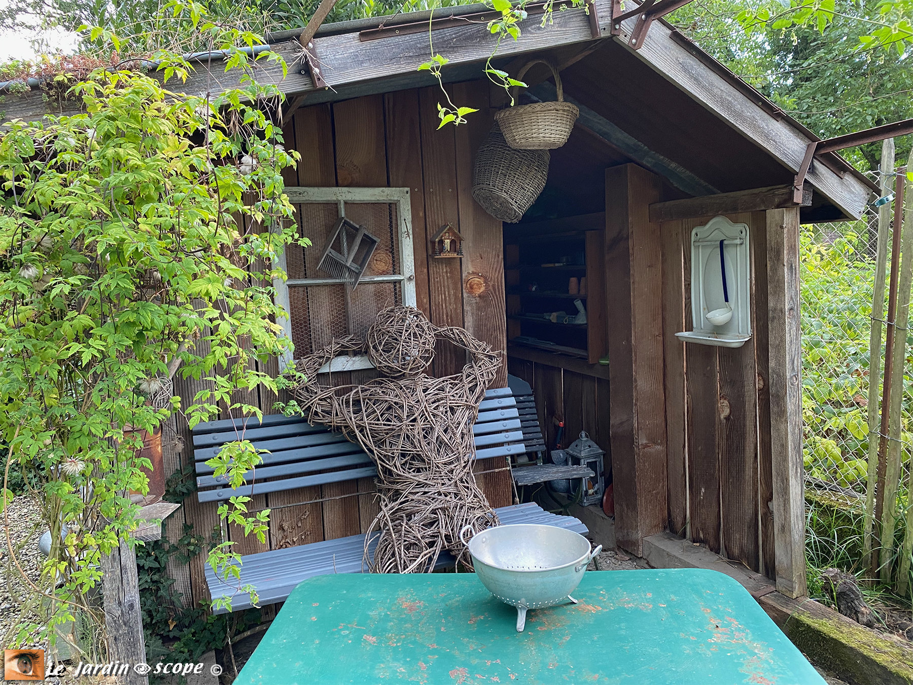 Banc bleu devant la cabane chez Pierrette (67)