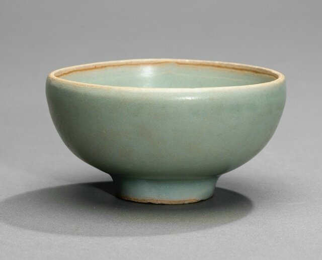A fine celadon-glazed Longquan bowl, Song dynasty