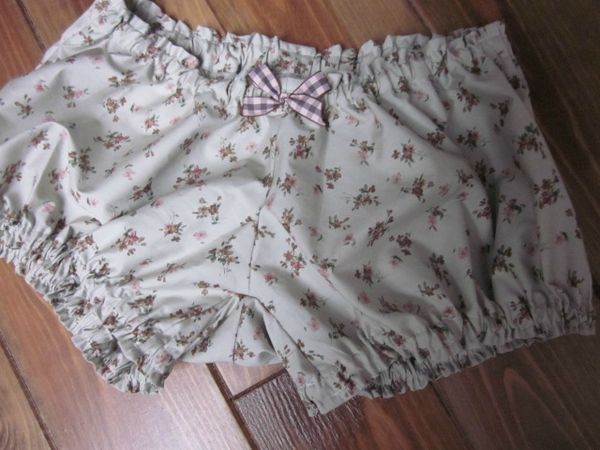 Culotte en coton vert suranné à fleurs et neoud à carreaux assorti (2)