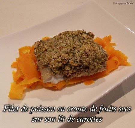 poisson en croute de fruits secs sur son lit de carottes