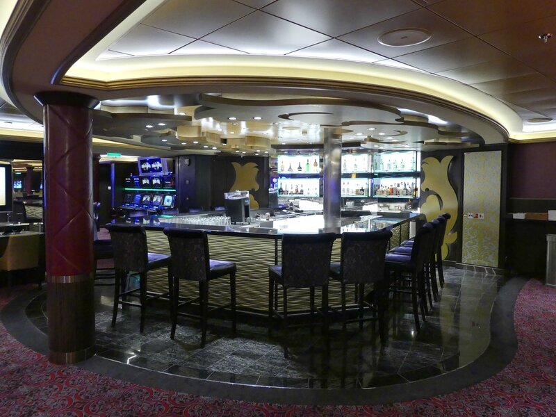 64) Casino Royale (9) le bar