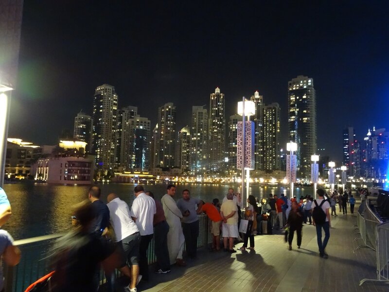 La promenade et les immeubles autour du Burj Khalifa Lake