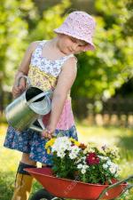 13916461-Petite-fille-versant-des-fleurs-dans-le-jardin-Banque-d'images