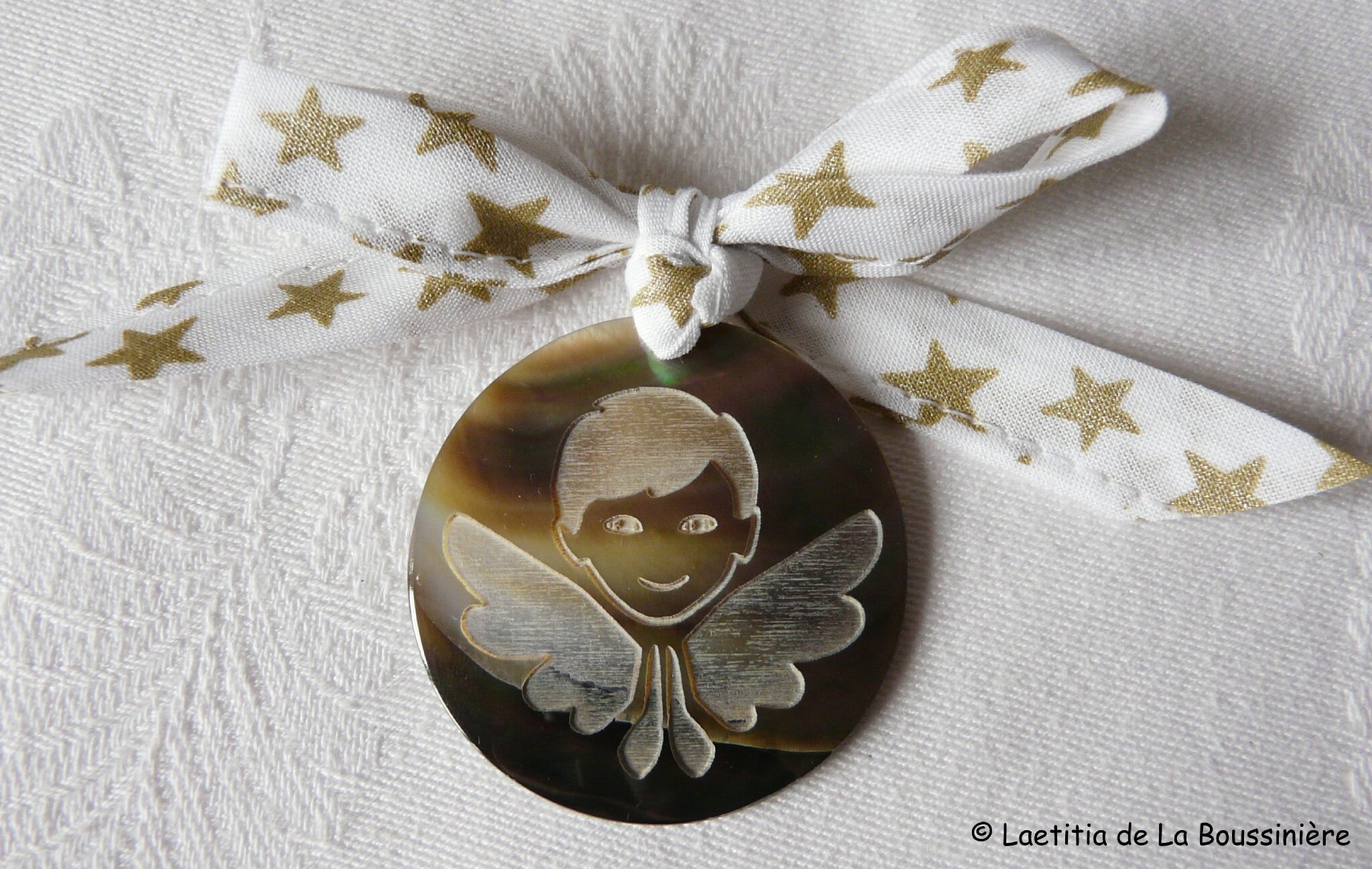 Médaille d'ange en nacre (sur ruban blanc étoiles or)