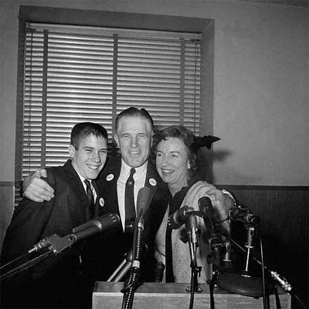 Mitt Romney avec ses parents George et Lenore Romney