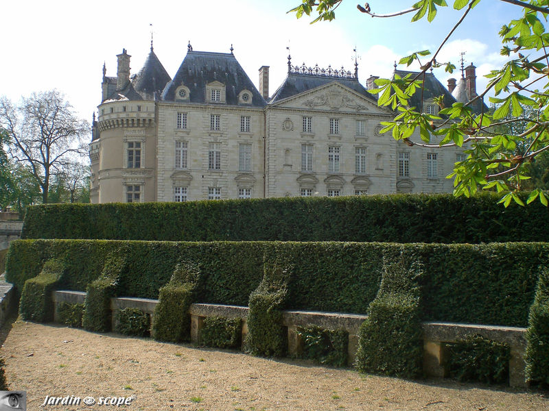 Bancs de pierre incrustés dans la haies - Le Lude (72)
