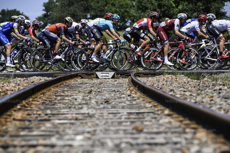le-peloton-a-roule-a-tres-vive-allure-durant-la-premiere-heure-de-course-photo-afp-1508313090