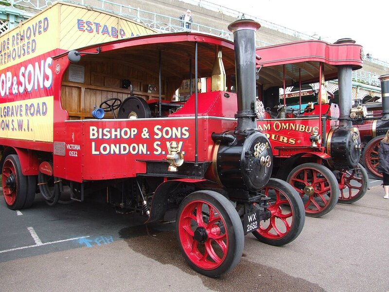 1280px-1929_Foden_Type_HH_steam_lorry_(WX_2682)_&_Horsham_Traction_steam_bus_19_(M_6359),_2009_HCVS_London_to_Brighton_run
