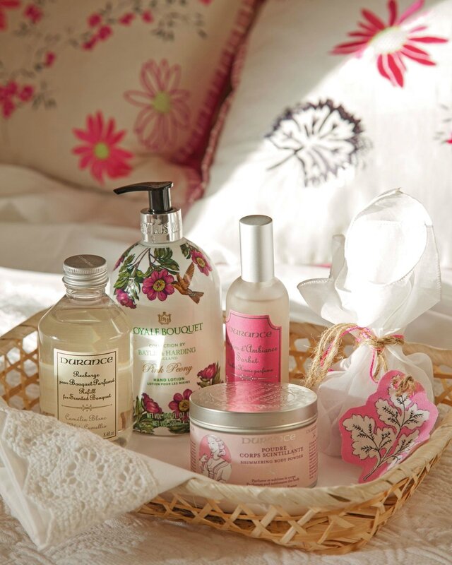 cosmeticos_en_una_bandeja_sobre_la_cama_1024x1280