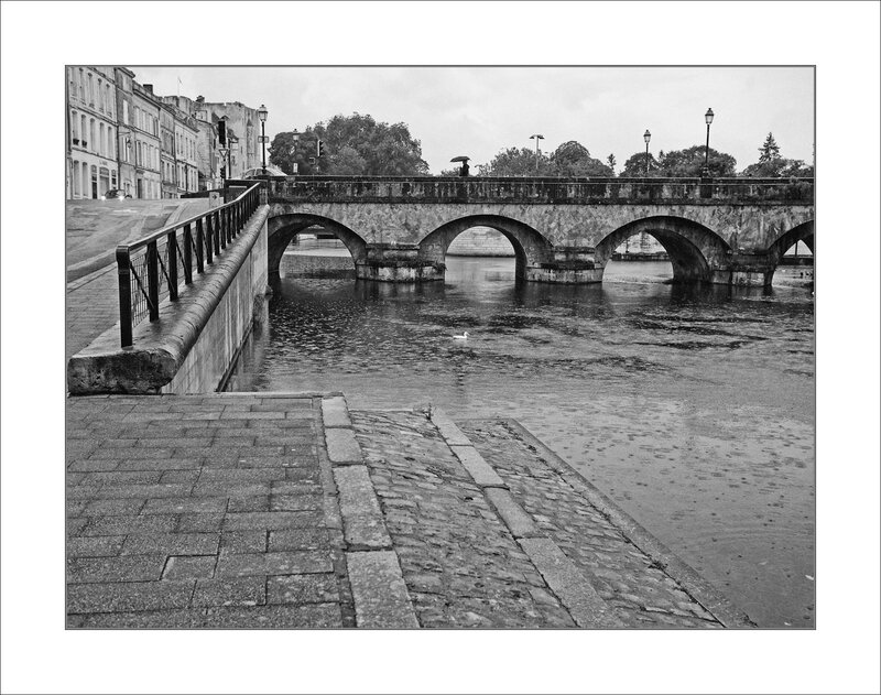Niort pluie matin 110819 ym 24 pont canard blanc parapluie