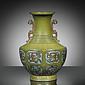 Vase en porcelaine poudre de thé rehaussé d'or, hu. Chine, Dynastie Qing, marque et époque Qianlong 