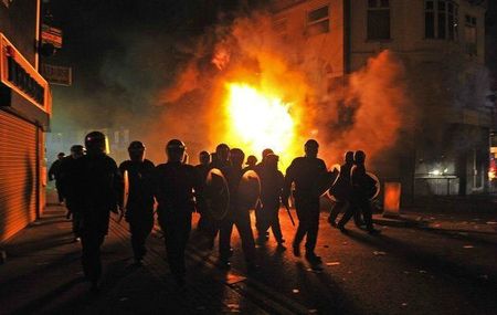 159495_des-policiers-anti-emeute-lors-de-nouvelles-violences-a-croydon-un-quartier-sud-de-londres-le-8-aout-2011