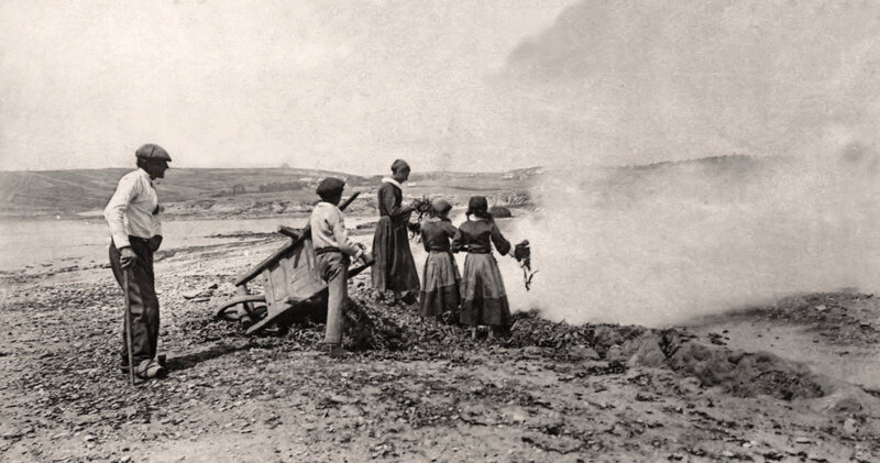 Ch37 - Brulage du goémon au Loch vers 1900b
