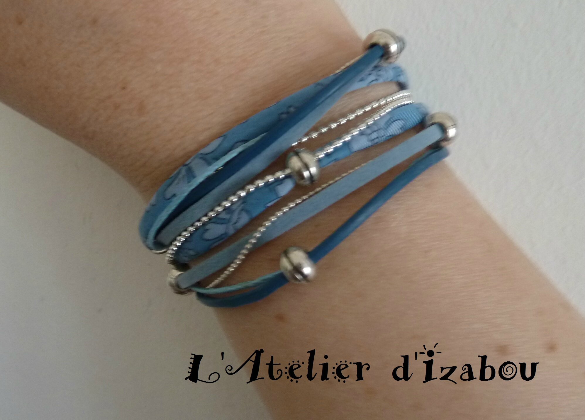 P1120523 Bracelet multimatirères multirang bleu, cuir, liberty fleurs, fil de lin, chaine boule, fermoir boule aimanté et perles métal