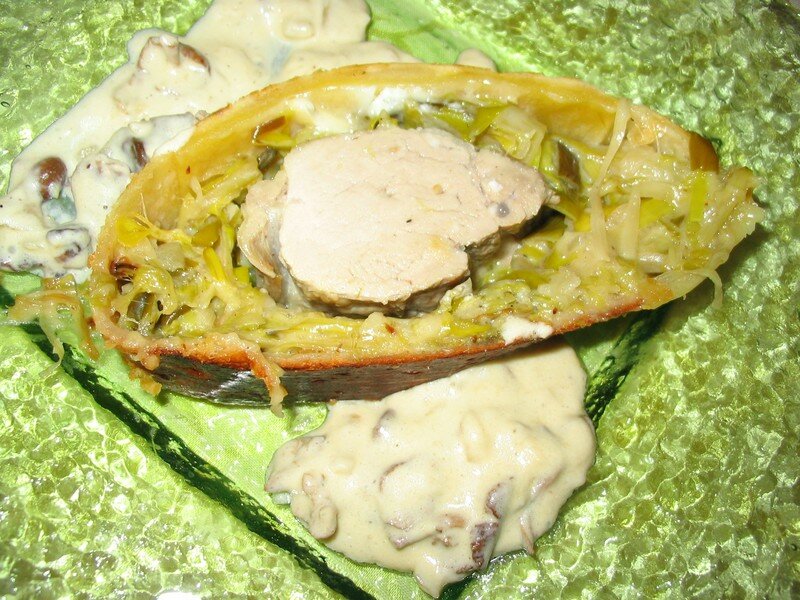 Filet mignon en croûte, à la fondue de poireaux, sauce champignons La