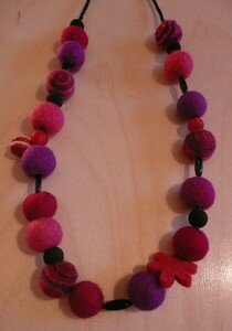 Collier_violine_et_fushia