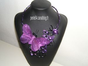 collier papillon noir et violet alu