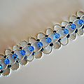 Tutorial - un <b>bracelet</b> bleu en <b>perles</b> de cristal en quelques étapes