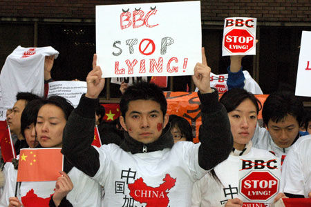 Des__tudiants_chinois_participent___la_protestation_silencieuse_devant_le_si_ge_de_la_BBC