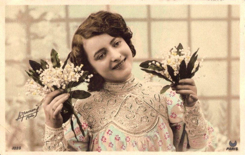 CPA Fantaisie Femme avec muguet