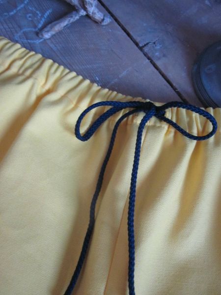 Short de bain HOMME en toile de coton jaune - Taille élastique - Cordon de serrage bleu marine - poche plaquée sur la fesse droite (4)