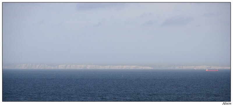 au loin, les blanches falaises de la côte anglaise