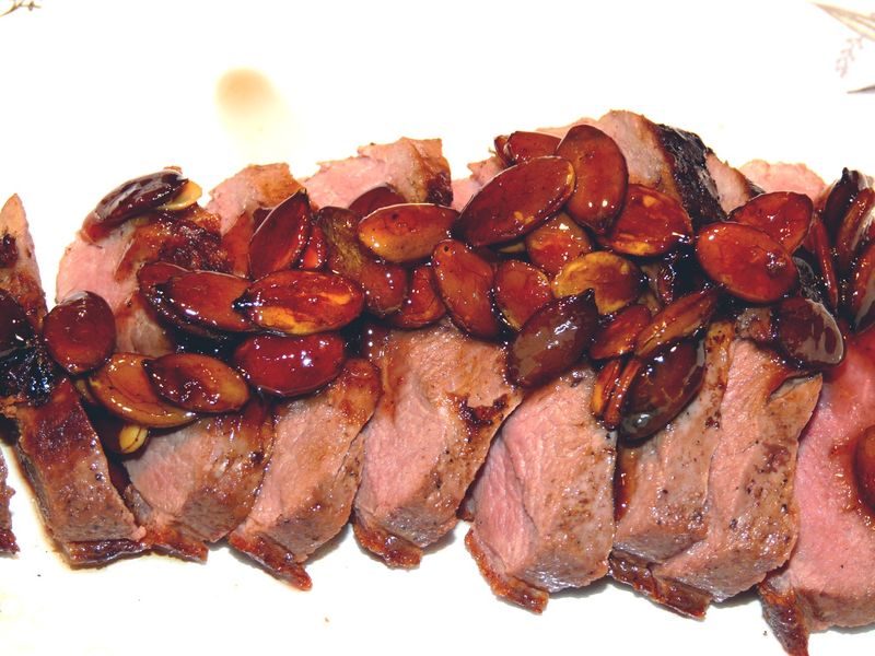 Magret de canard au miel, 4 épices et pépins de courge recettes Magret de canard au miel et thé fraise des bois rhubarbe et nouilles chinoises en bouillon