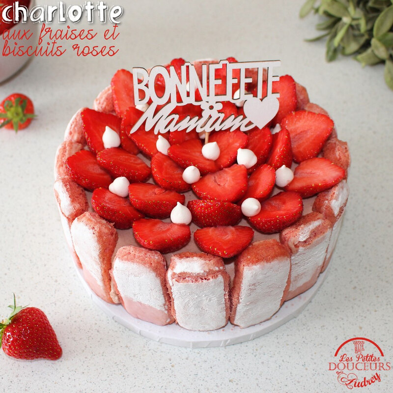 Charlotte aux fraises et biscuits roses