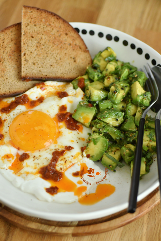 Oeuf au plat, beurre de harissa, yaourt grec & salade d'avocat, herbes & sésame_2